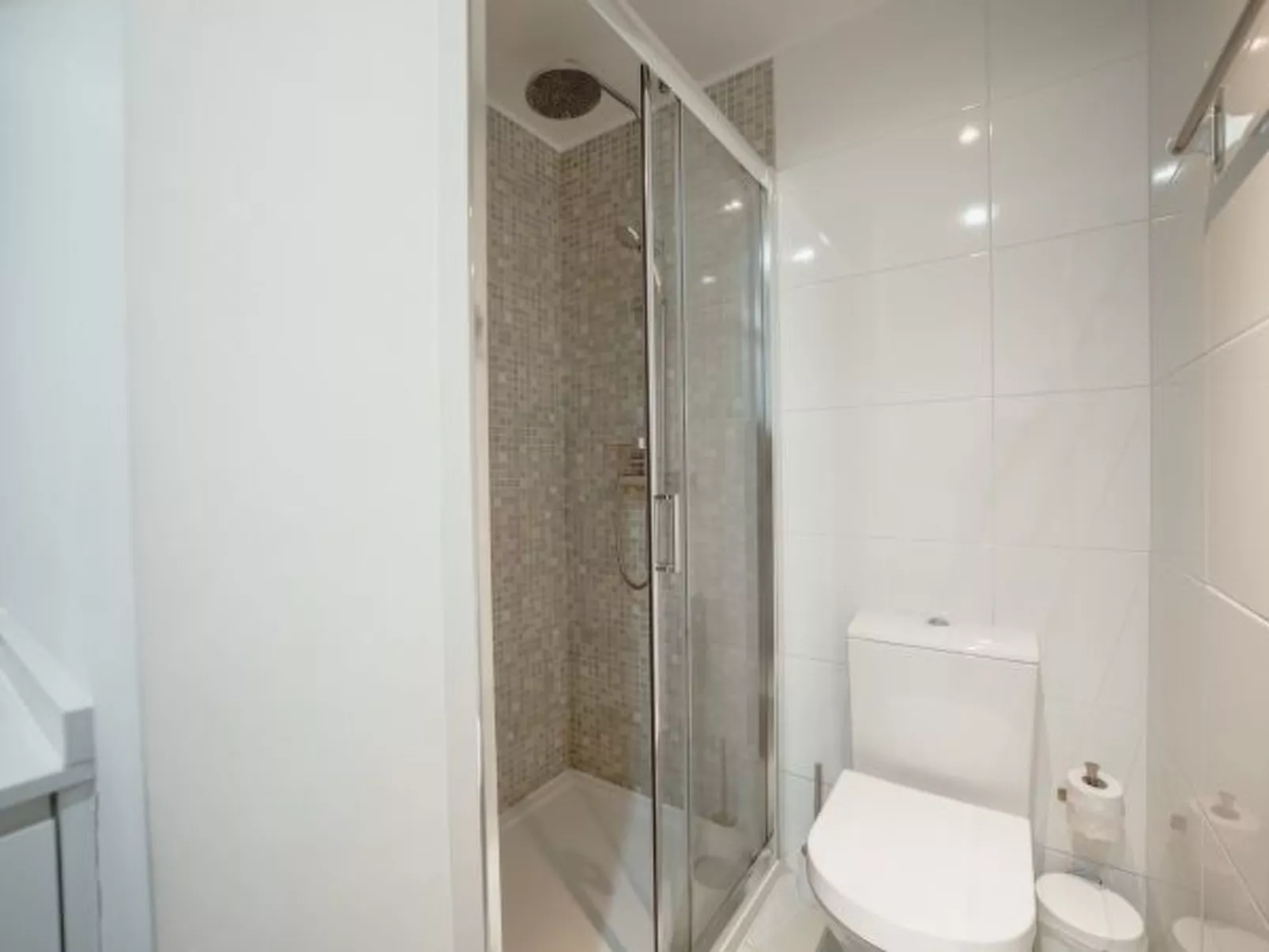 DOWNTOWN STYLISH APARTMENT & GARAGE by VACATIONY - Binnen