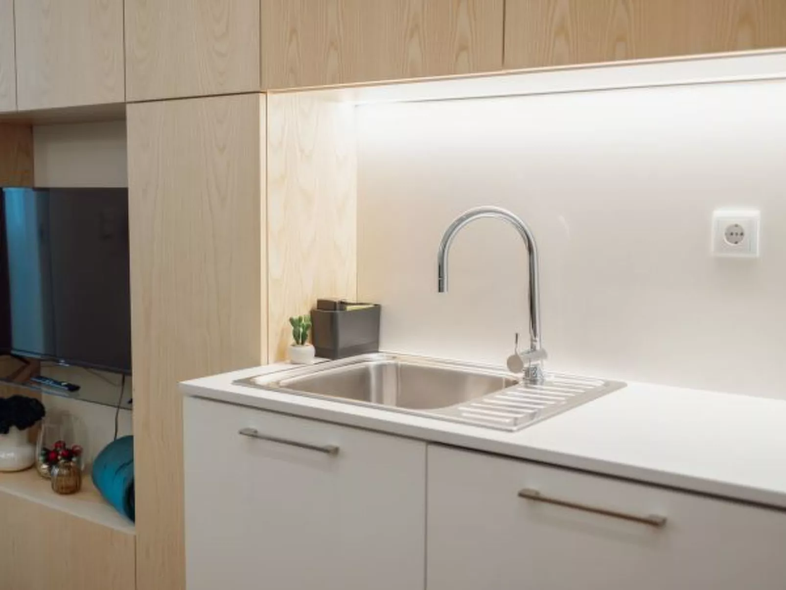 HOME WITH A POOL by VACATIONY - Binnen