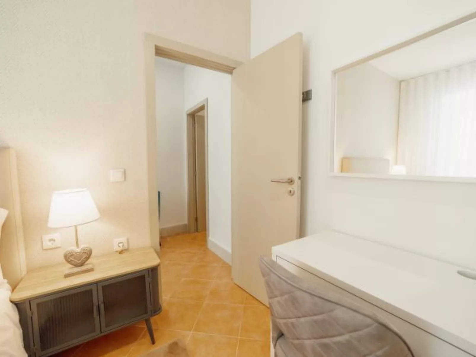 CITY CENTER COMFORT APARTMENT A by VACATIONY - Binnen