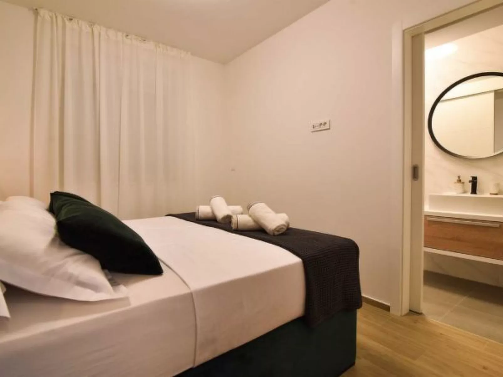 Villa La Perla Apt 4, 4+2 with heated rooftop pool - Image-tags.info