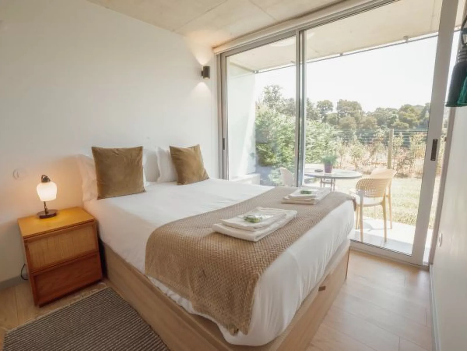 AMAZING DESIGN GARDEN with POOL by VACATIONY - Binnen