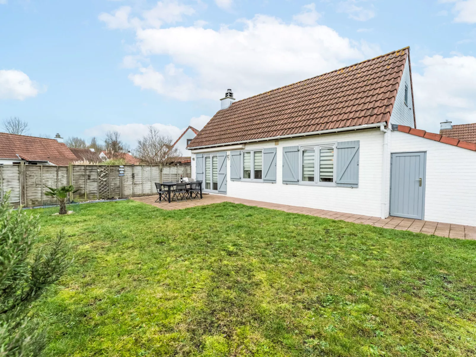 Strandhuis with parking - Buiten