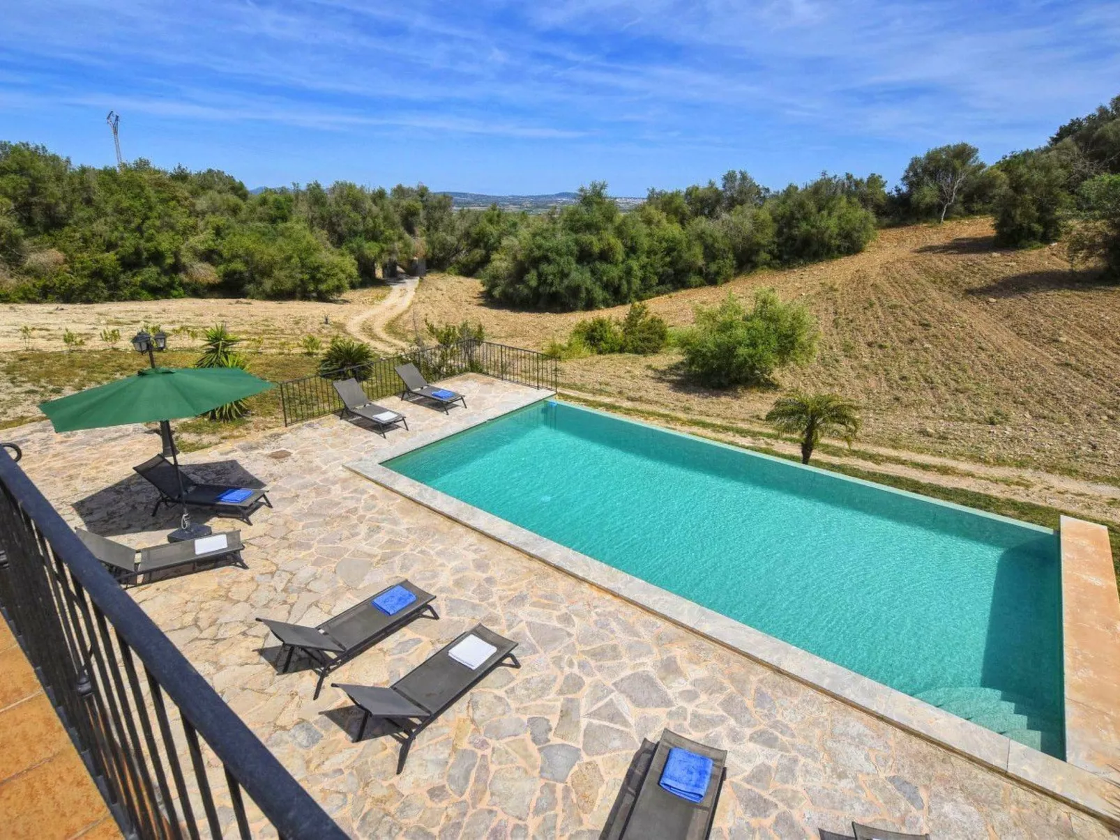 Ferienvilla mit Garten, Grill und Terrasse - Buiten