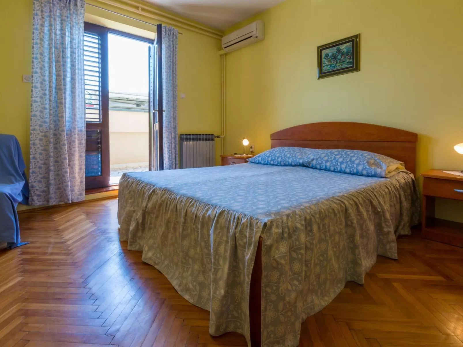 IVANKA 1 / HR-02419-01 - Binnen