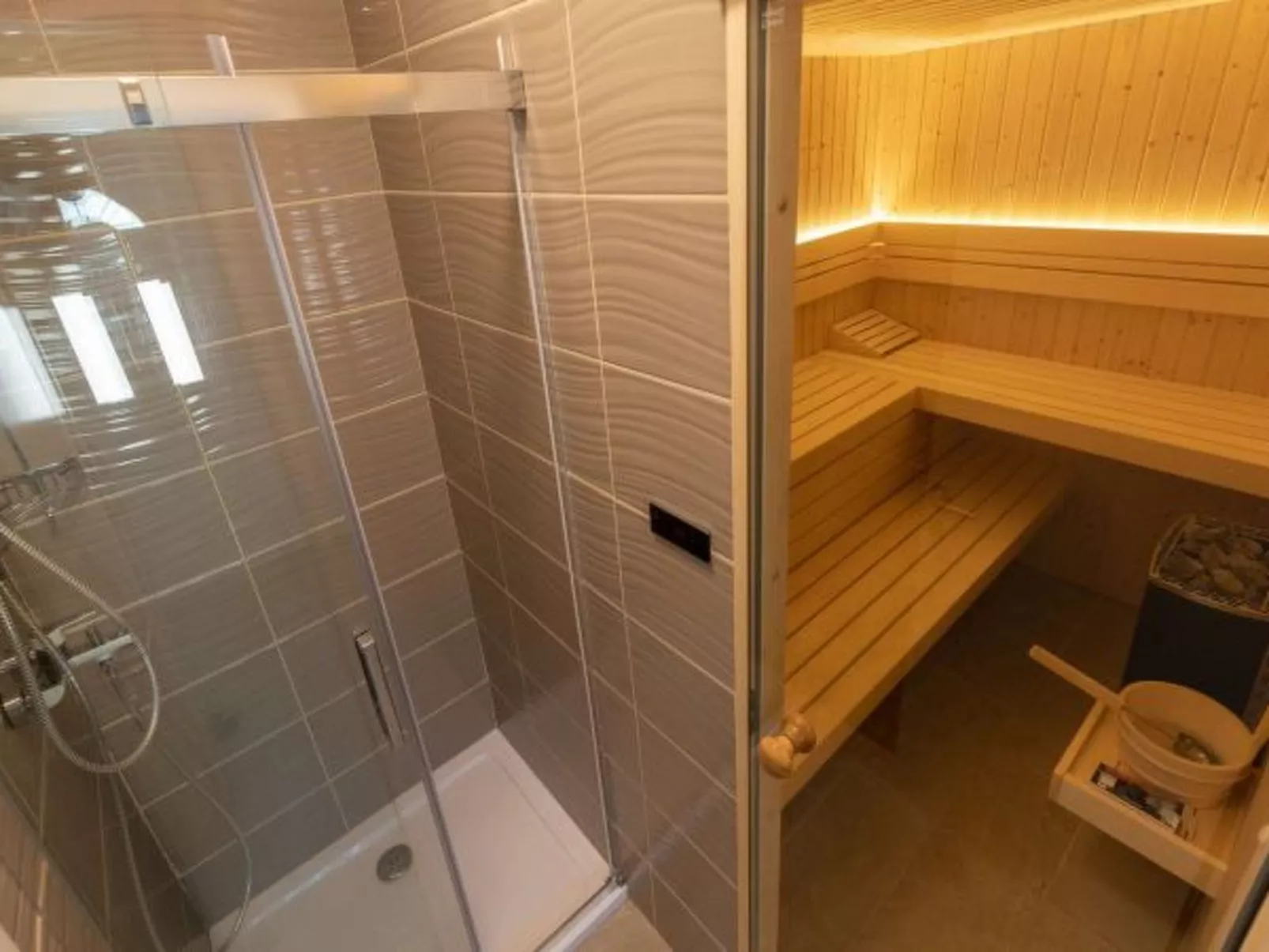 Great Villa Field Hills with sauna and jacuzzi - Image-tags.info