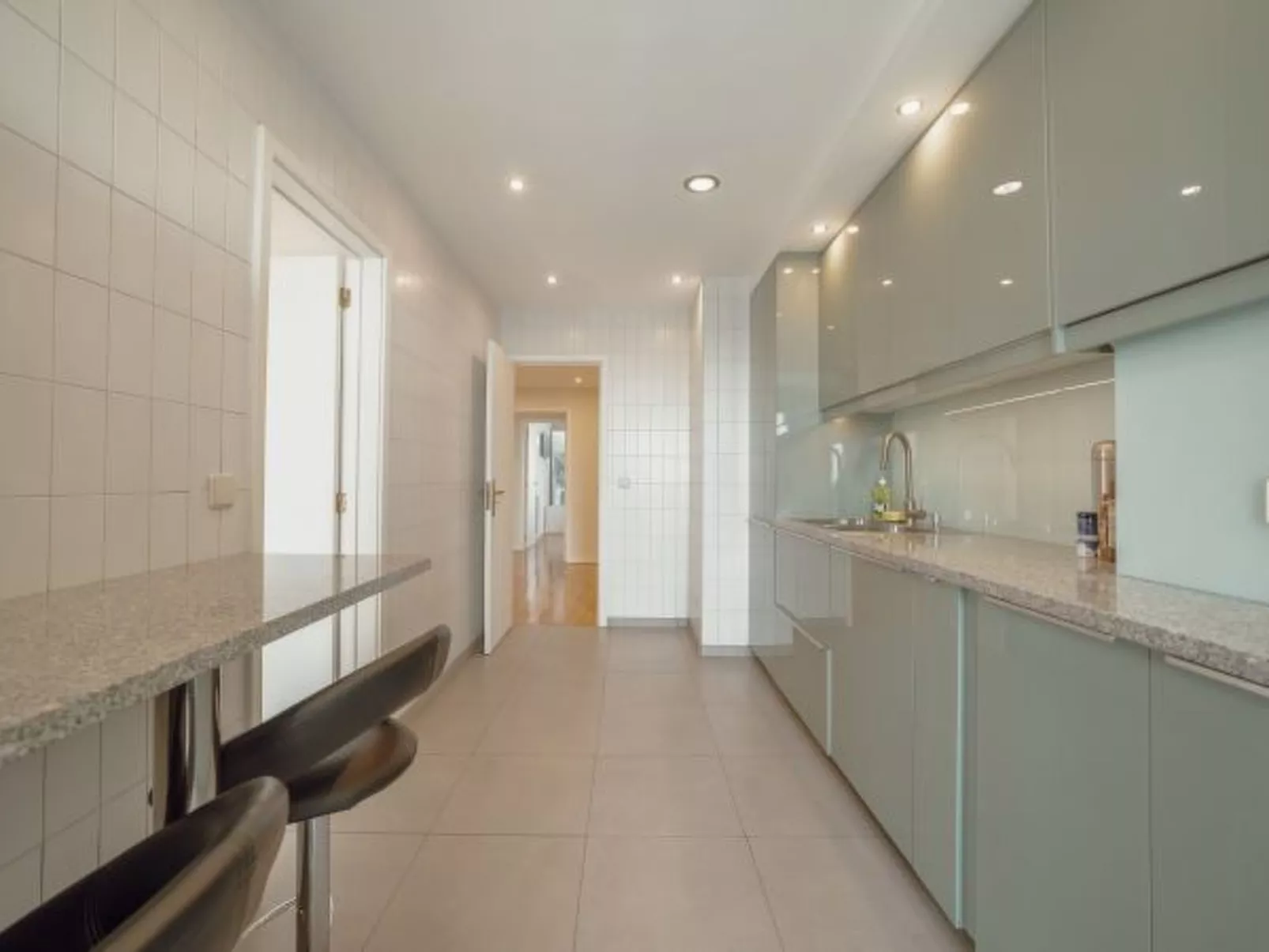 DOWNTOWN GRAND TOWER VIEW by VACATIONY - Binnen