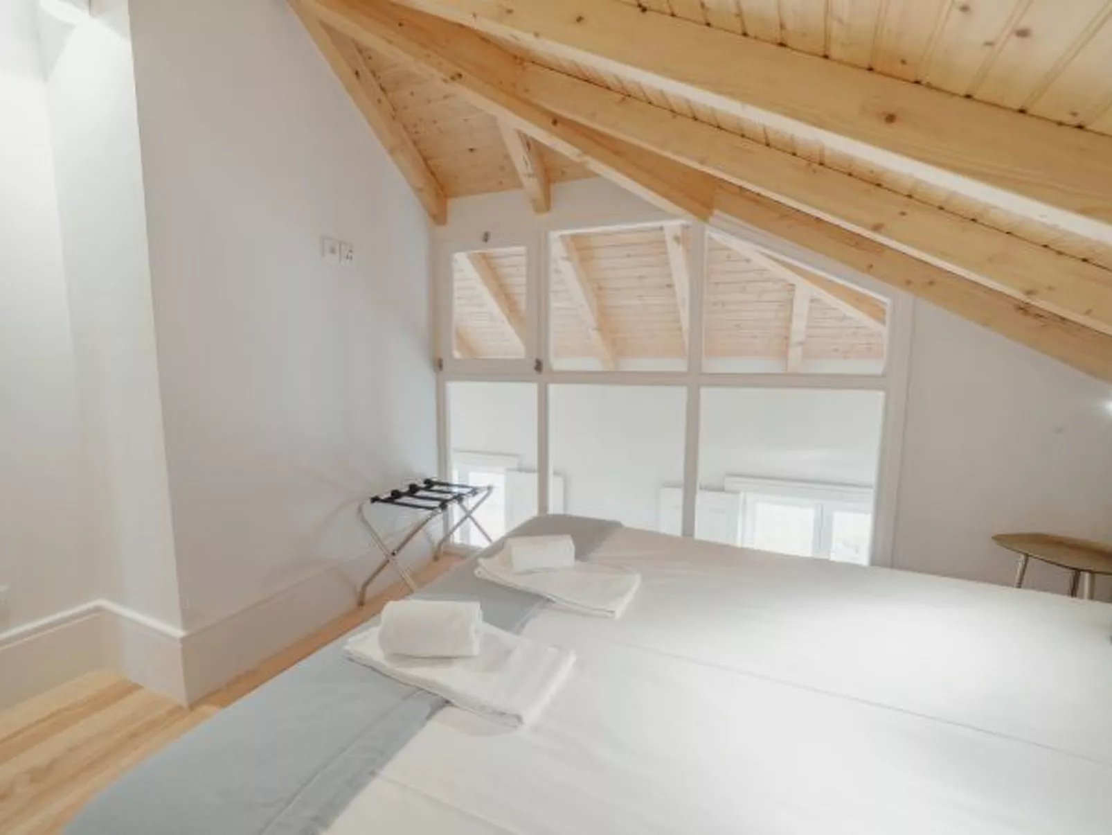 DOWNTOWN CLERIGOS with RIVER VIEW by VACATIONY - Binnen