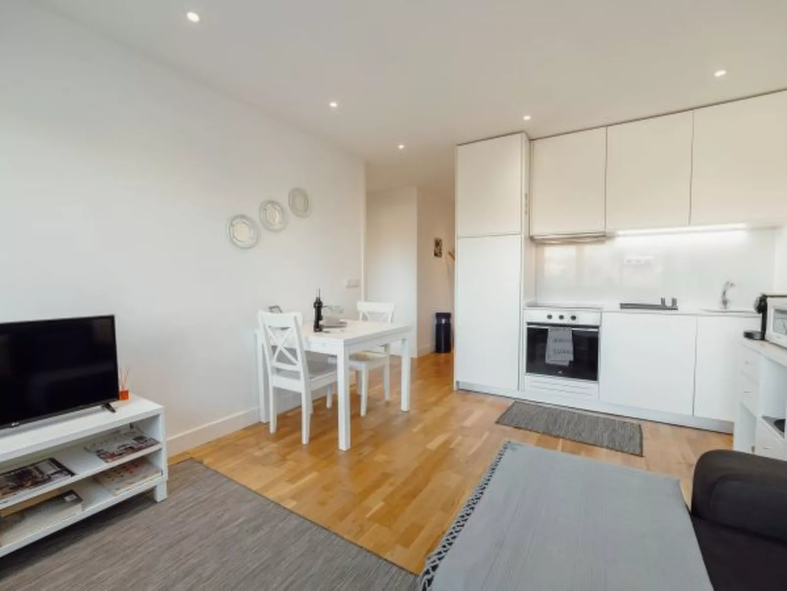 DOWNTOWN STYLISH APARTMENT & GARAGE by VACATIONY - Binnen