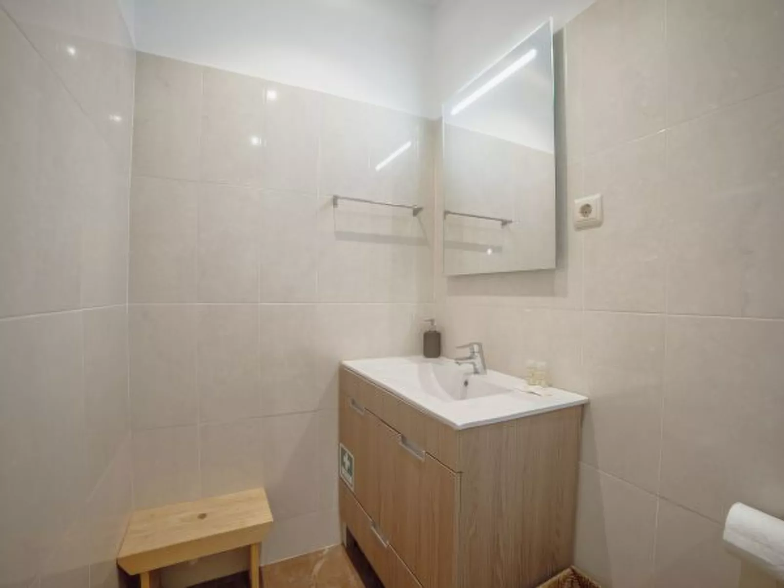 ALEGRIA CITY CENTER with ELEVATOR by VACATIONY - Binnen