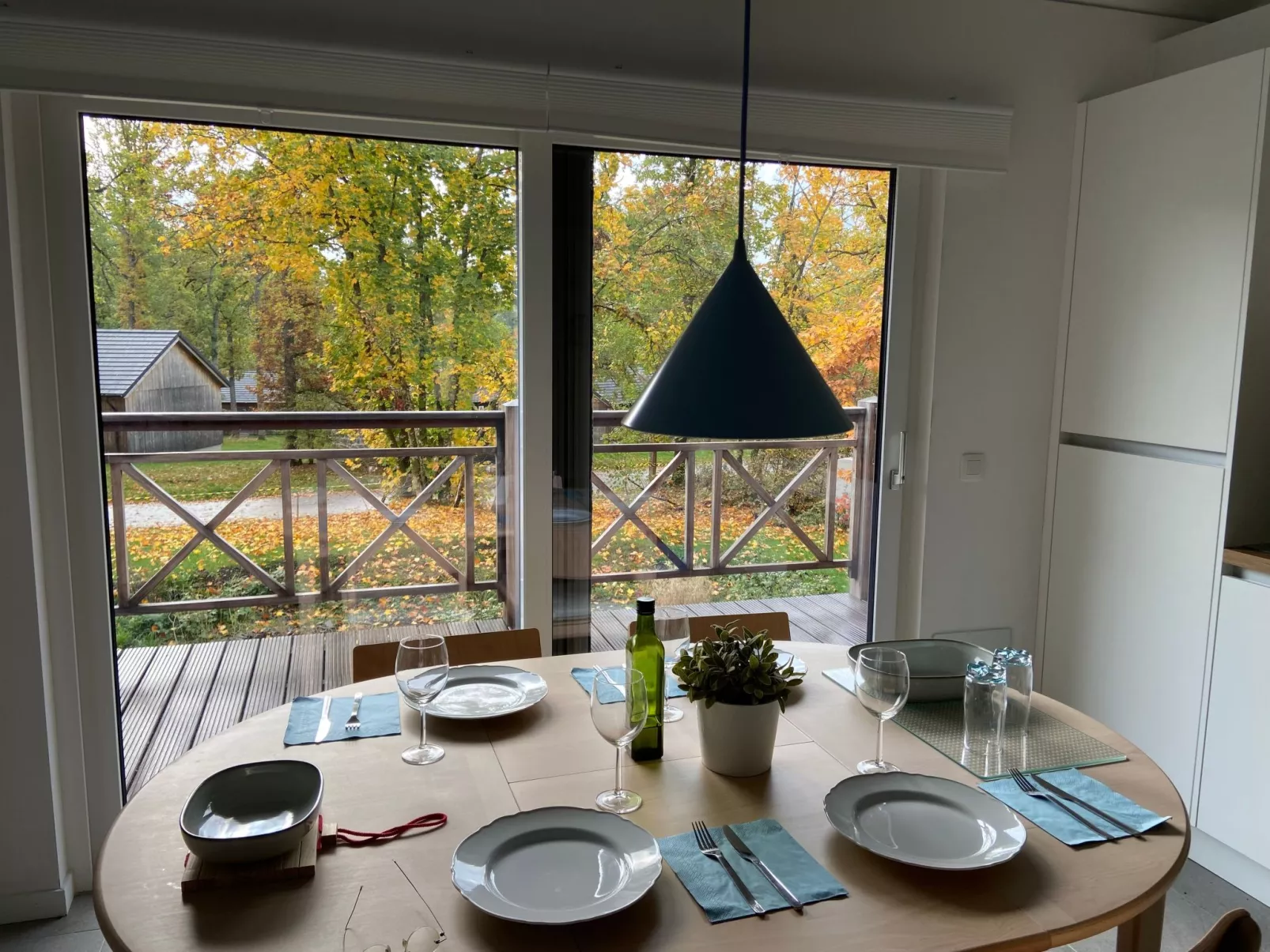 Modernes Chalet für 4 Personen in einem Waldpark - Binnen