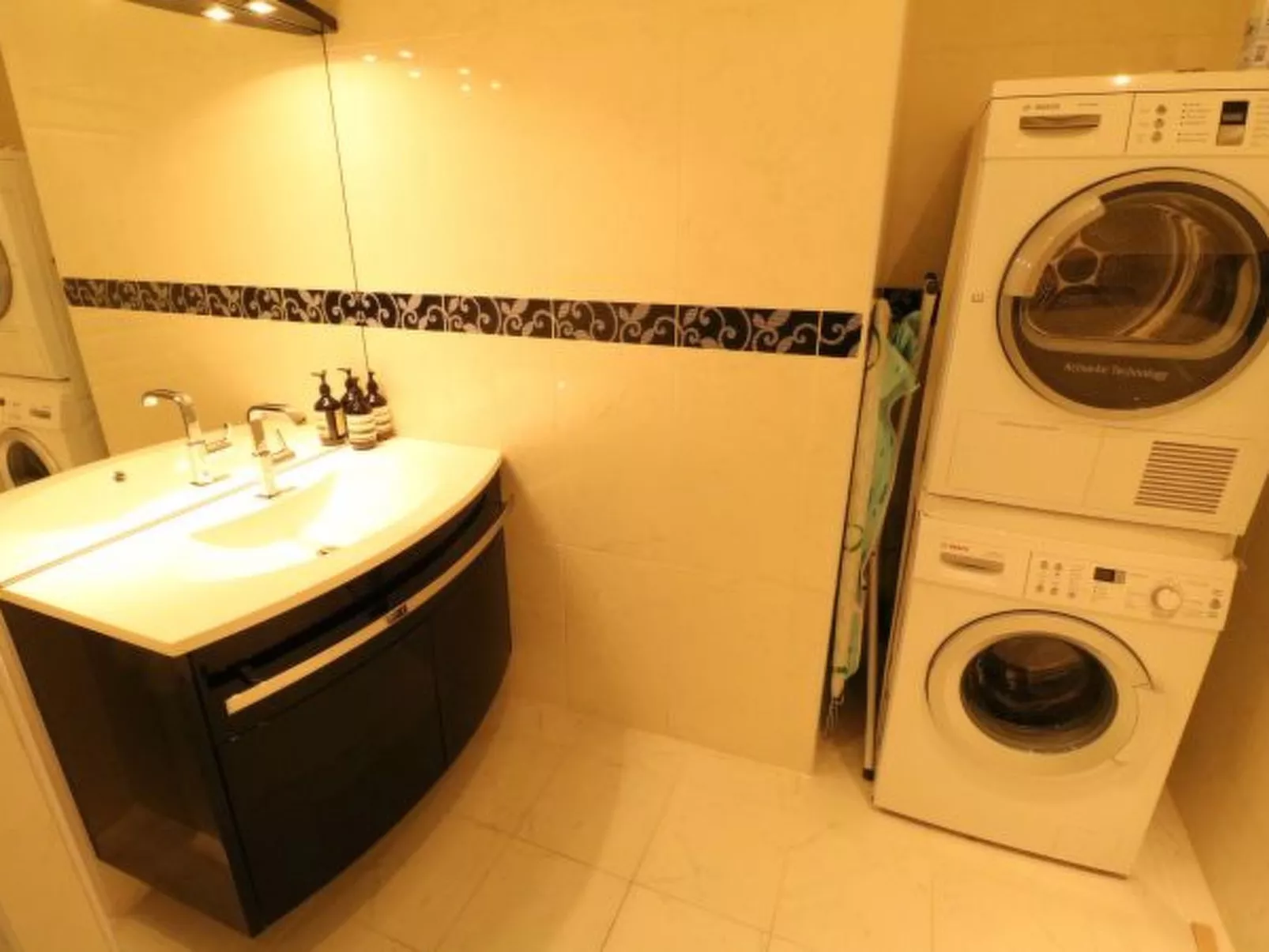 Beautiful 3 bedroom Carlton Canada 403 - Image-tags.info