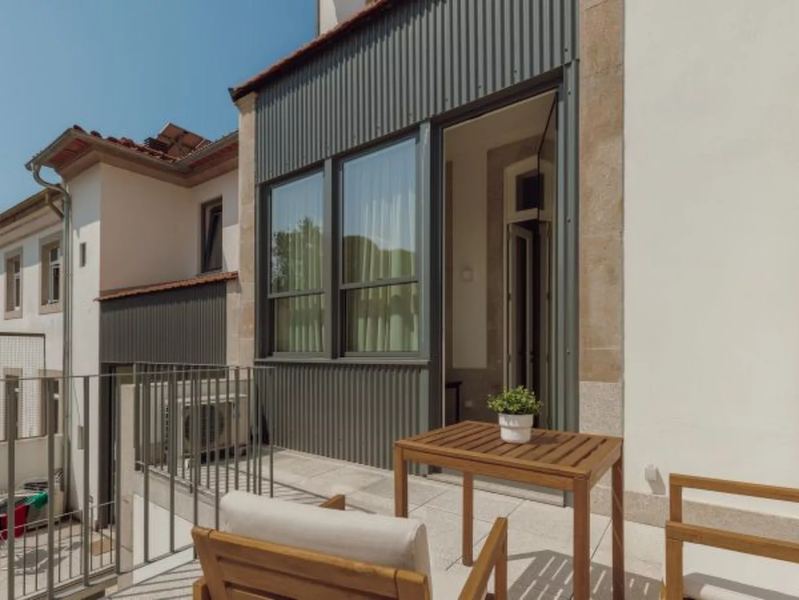 HOME WITH A POOL by VACATIONY - Buiten