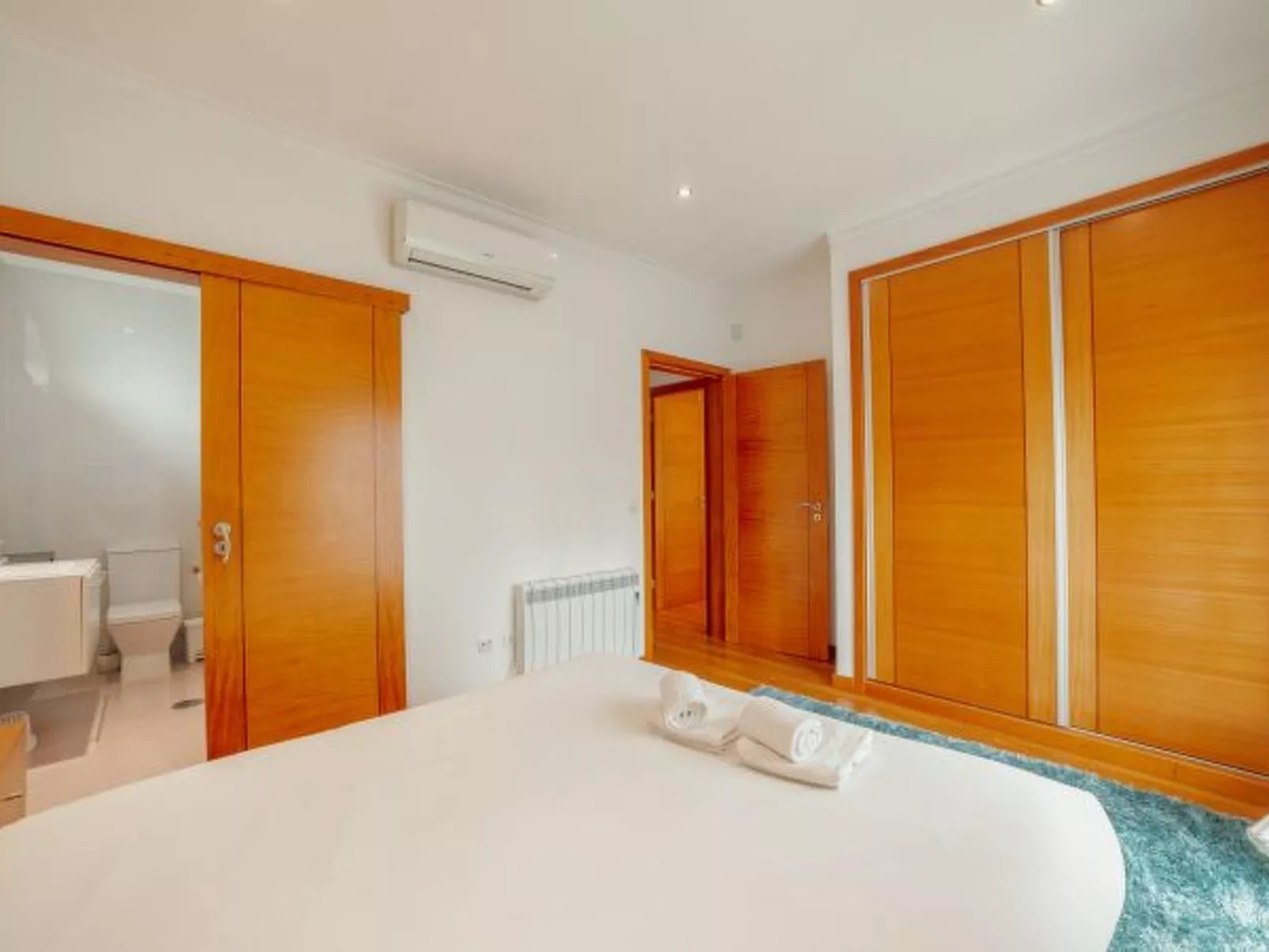 POOL & CINEMA VILLA by VACATIONY - Binnen