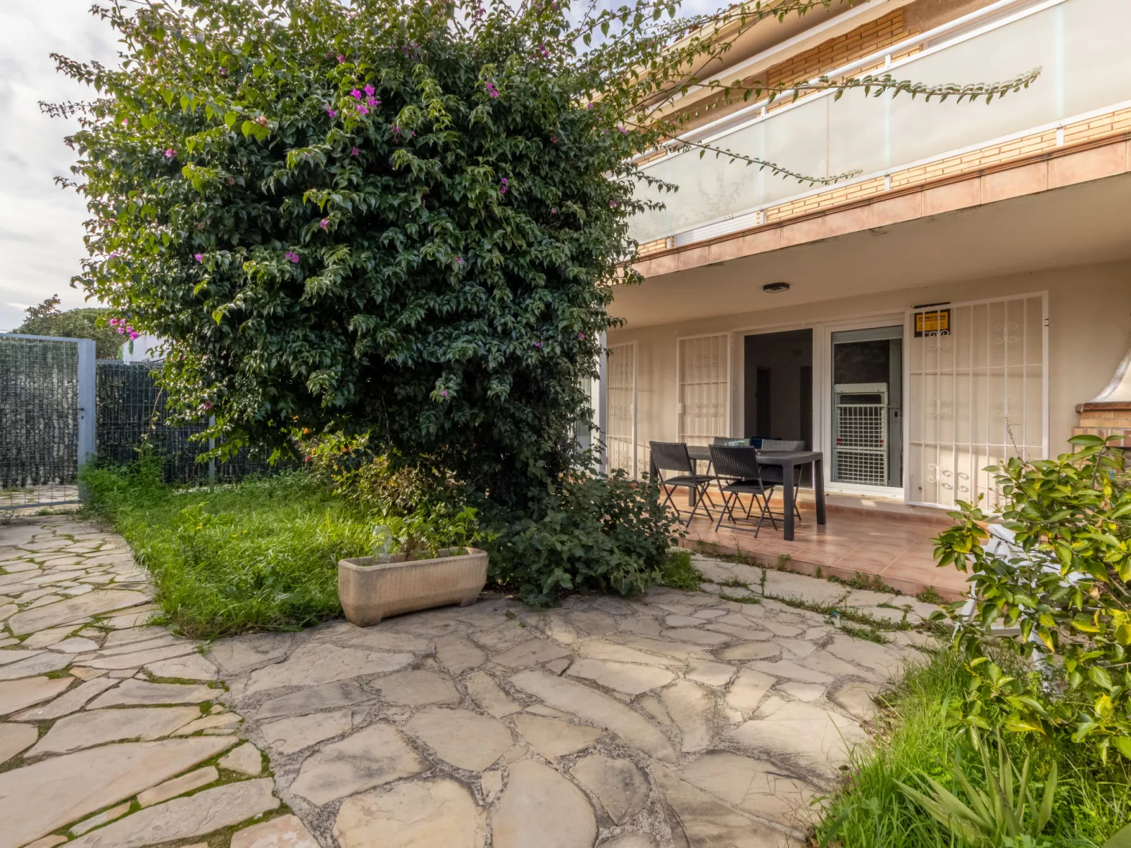 Higini Angles - Buiten