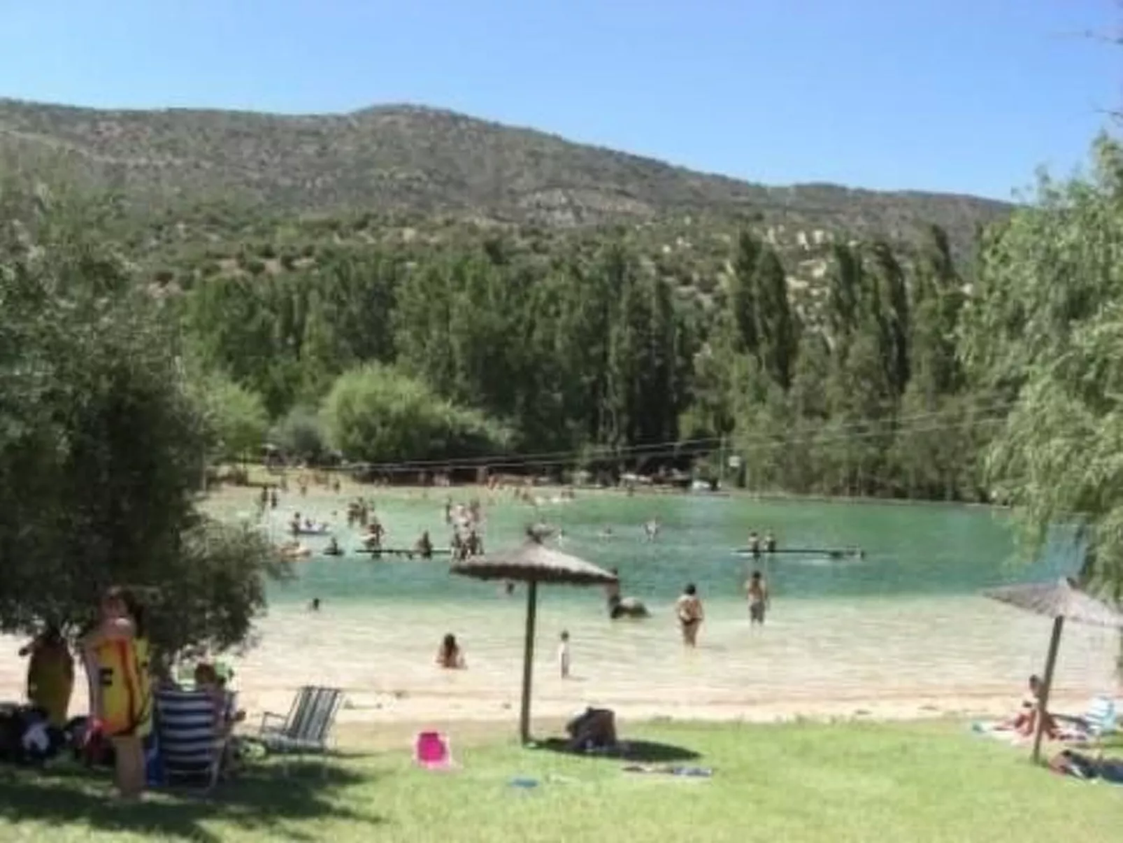 Mit Terrasse in der Nähe eines Wasserfalls - Image-tags.info