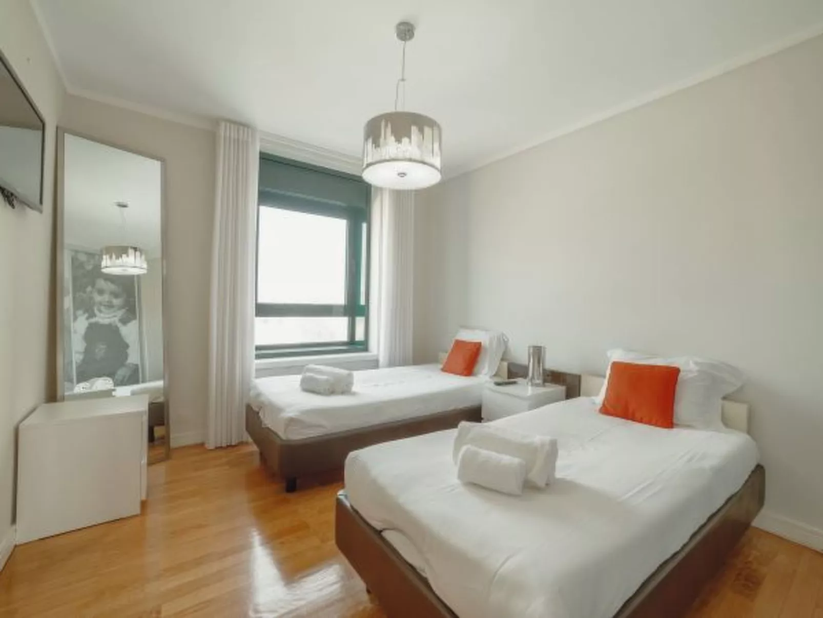 DOWNTOWN GRAND TOWER VIEW by VACATIONY - Binnen