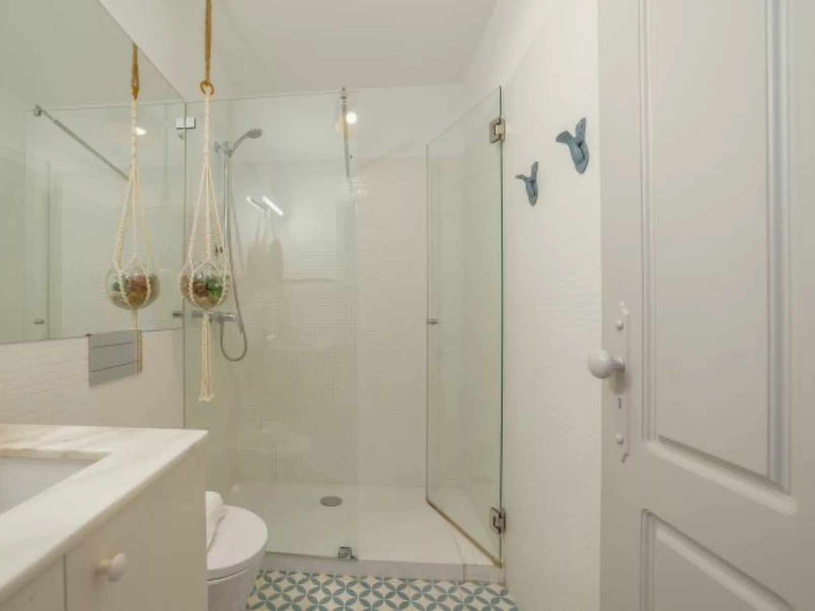 DOWNTOWN MODERN STUDIO with TERRACE by VACATIONY - Binnen