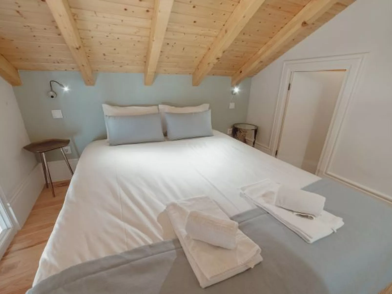 DOWNTOWN CLERIGOS with RIVER VIEW by VACATIONY - Binnen