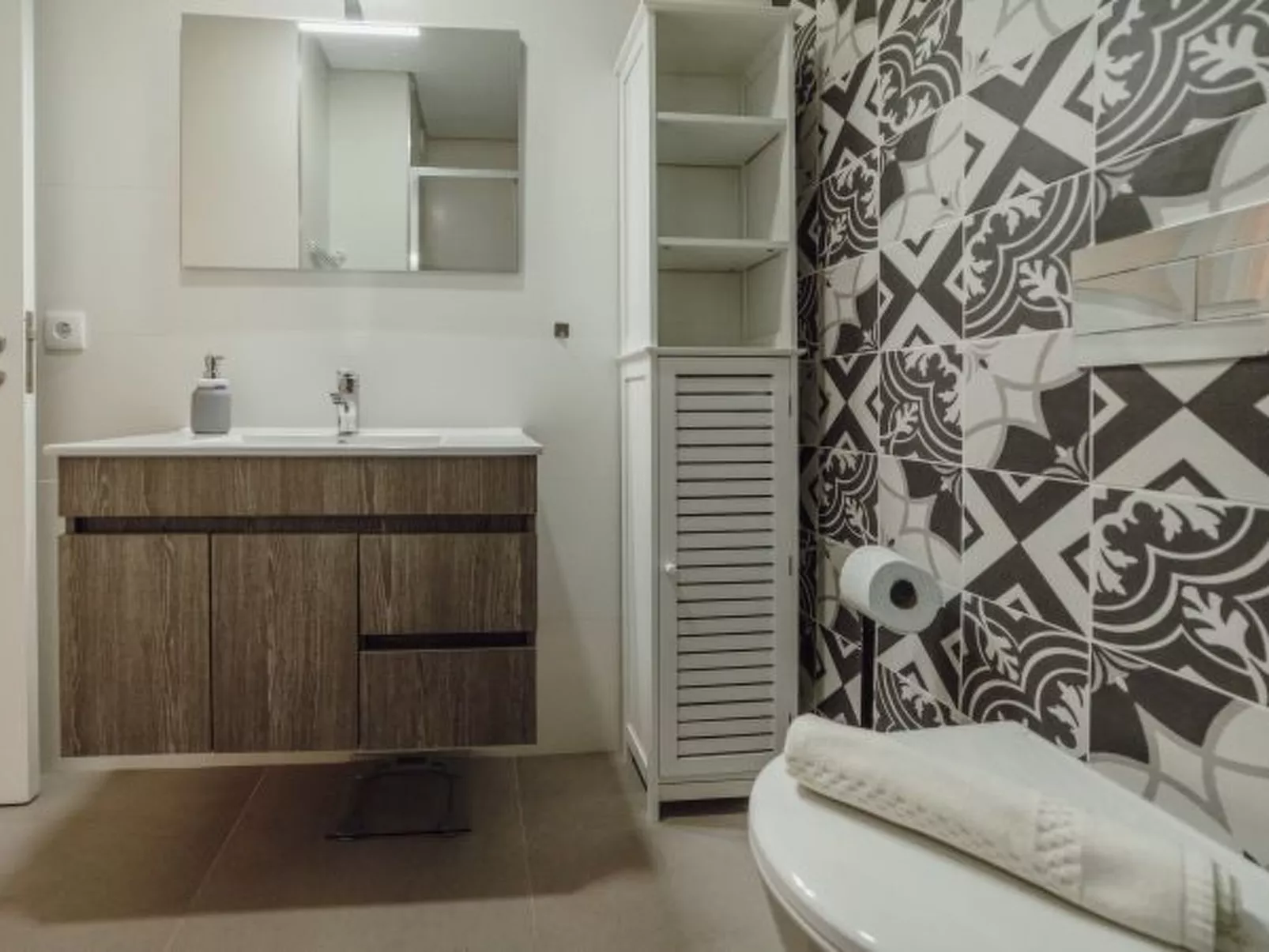 GAIA TERRACE with ELEVATOR by VACATIONY - Binnen