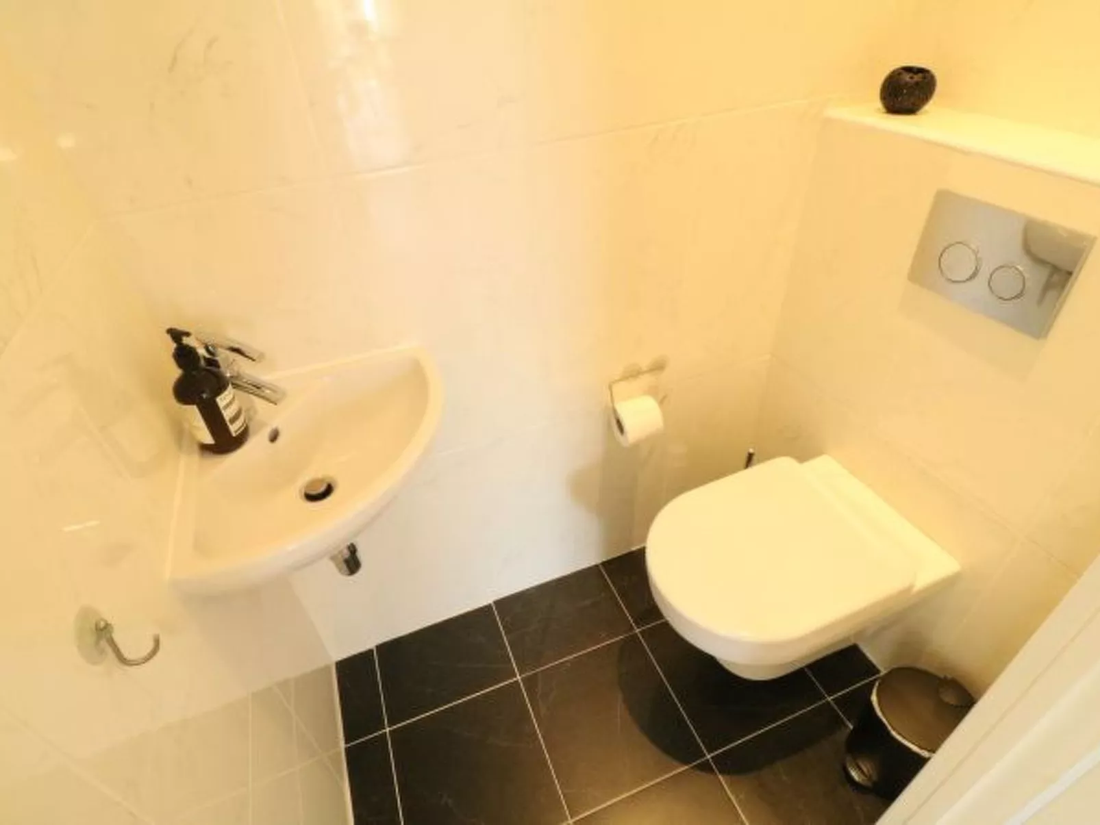 Beautiful 3 bedroom Carlton Canada 403 - Image-tags.info