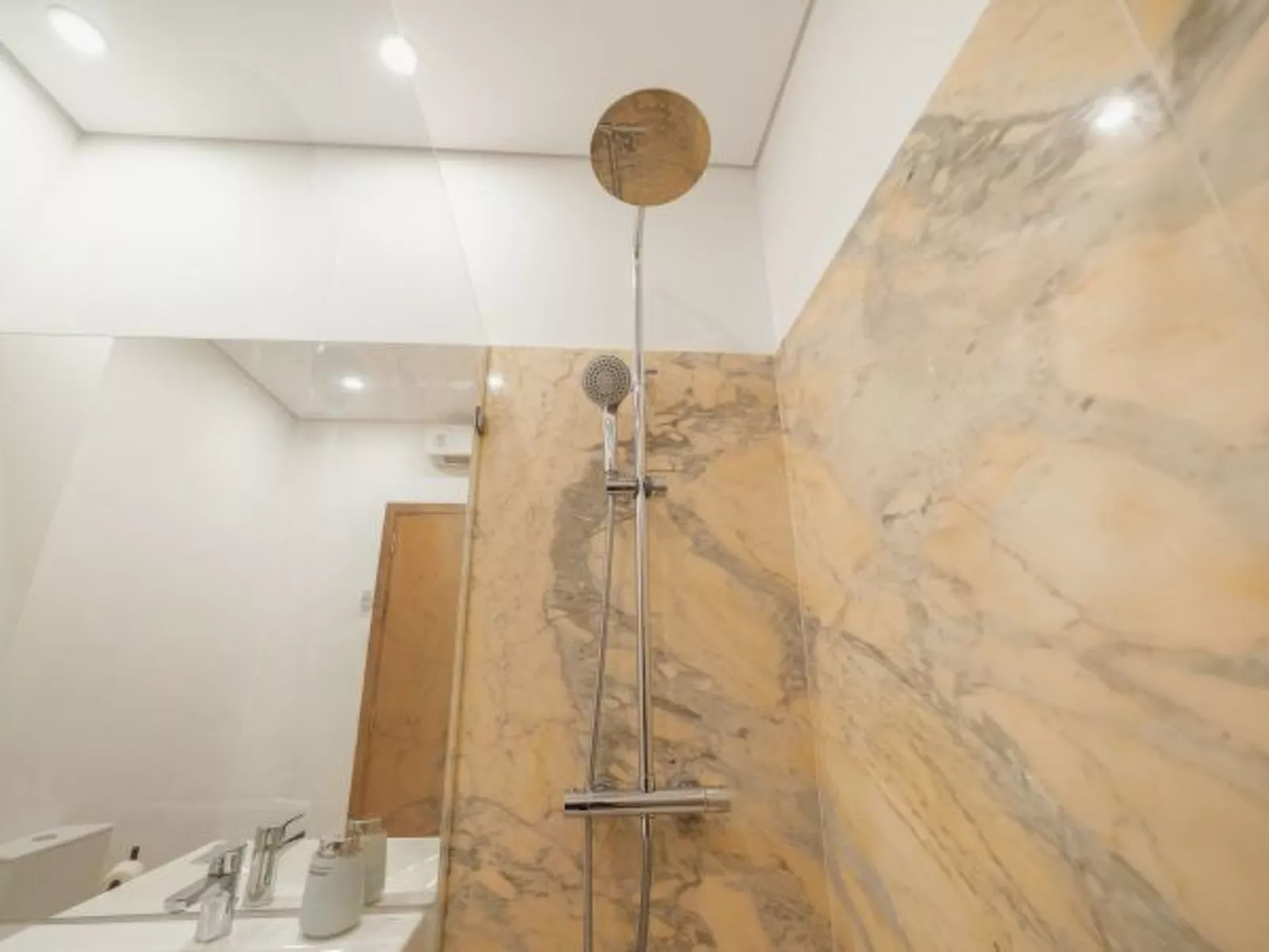 CITY CENTER GRAND SEA VIEW TERRACE by VACATIONY - Binnen