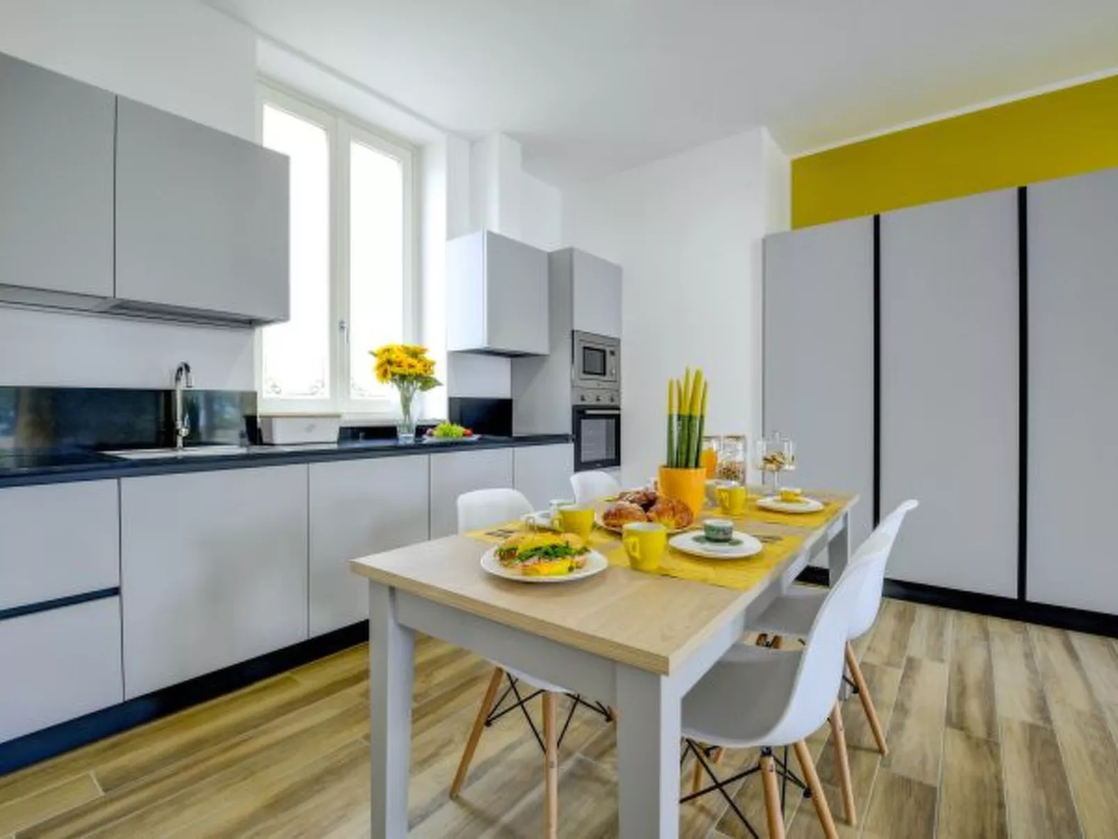 Desenzanoloft Palazzo Visconti-Collo Lungo Giallo - Image-tags.info