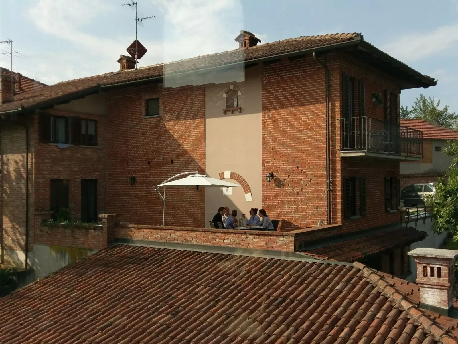 In Azzano D'asti mit Kleiner Terrasse - Image-tags.info