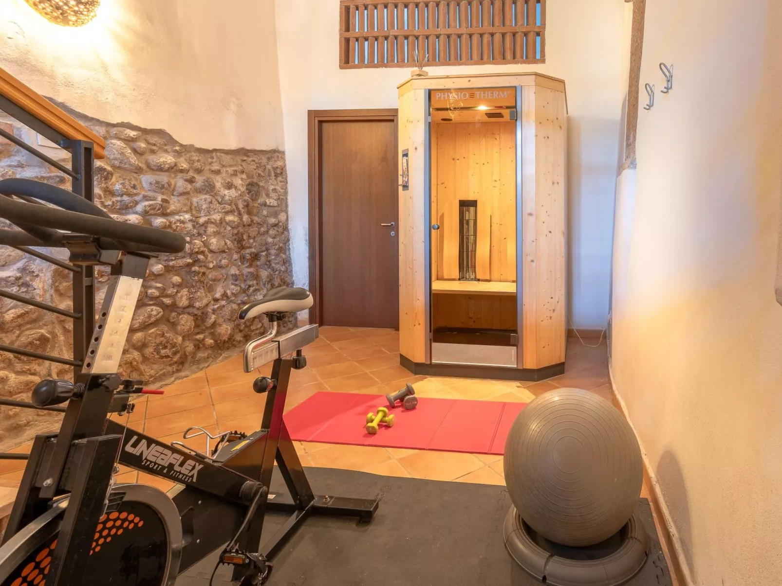 Zimmer mit Bad in einer Einrichtung mit Wellness-Center - Image-tags.info