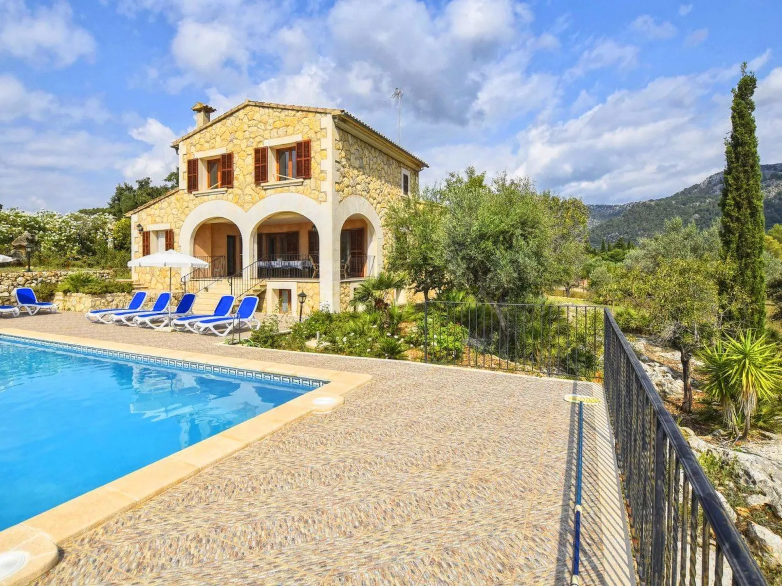 Schönes Landhaus mit Panoramablick auf die Berge - Buiten
