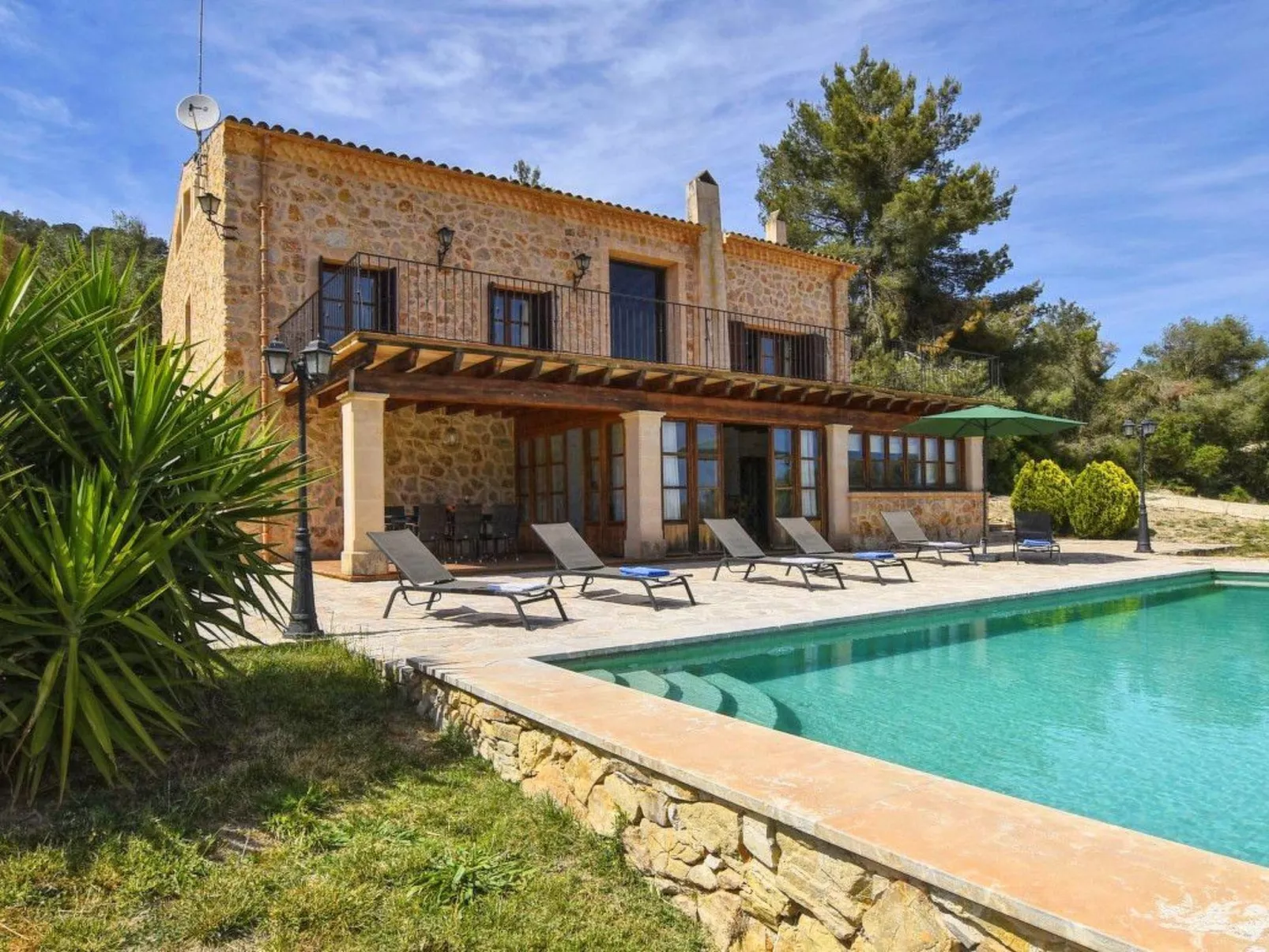 Ferienvilla mit Garten, Grill und Terrasse - Buiten