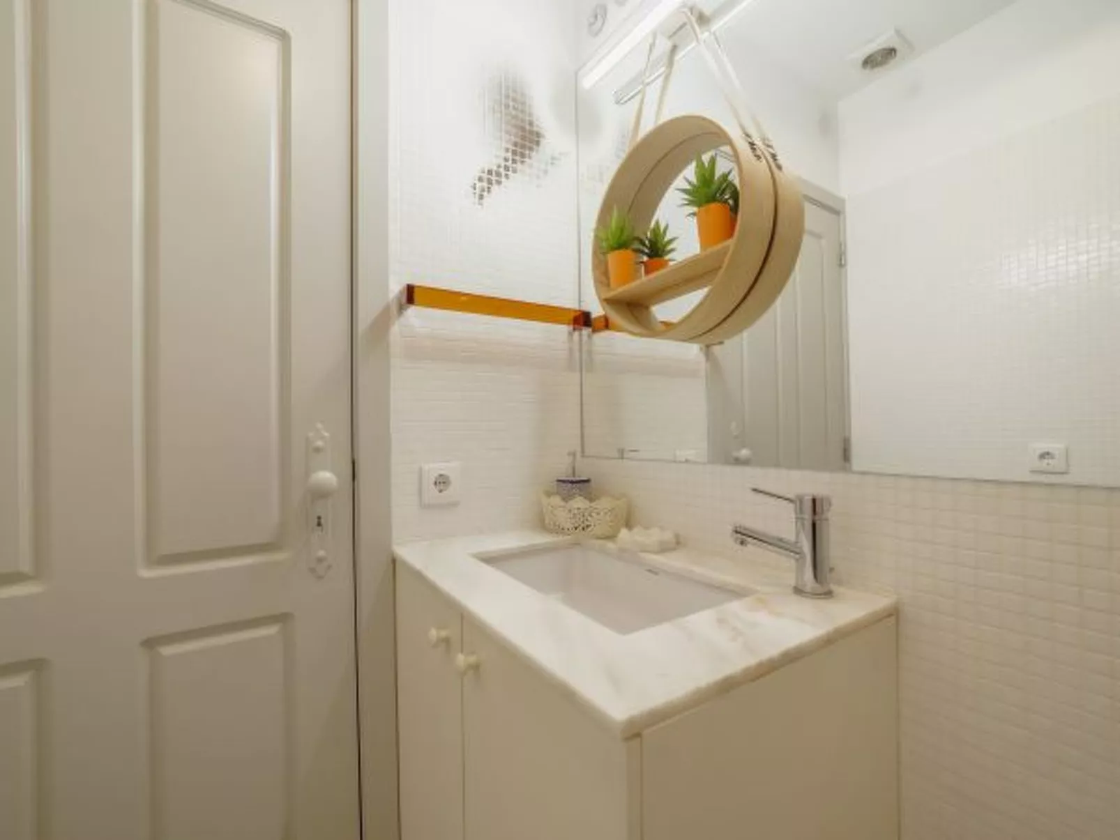 DOWNTOWN MODERN STUDIO with TERRACE by VACATIONY - Binnen