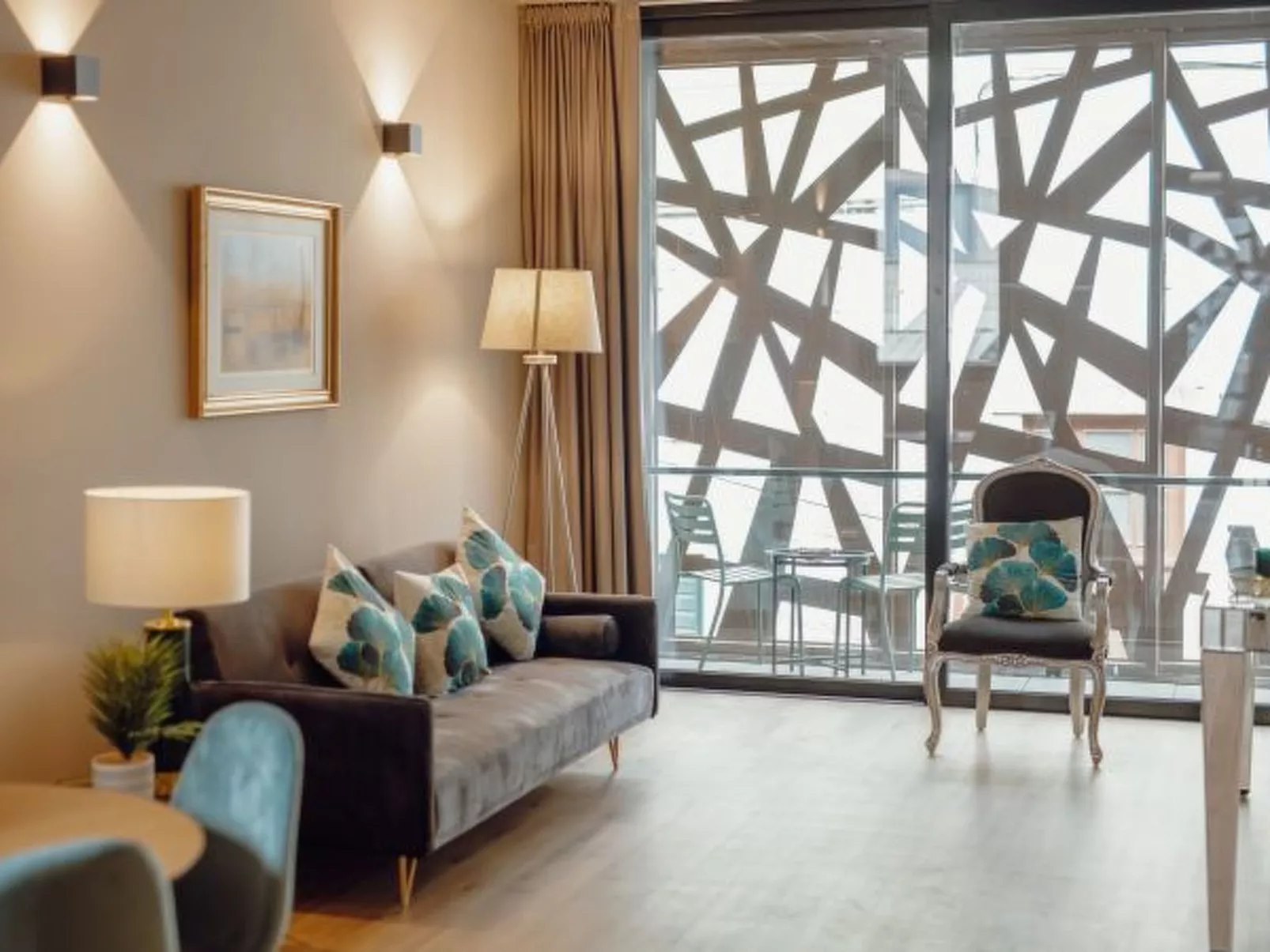 CITY CENTER PREMIUM with GARAGE by VACATIONY - Binnen