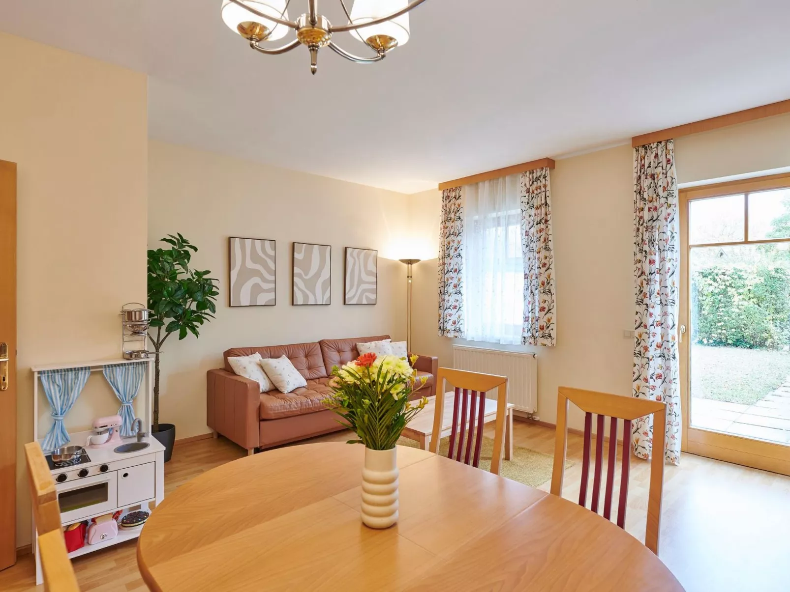 DAS BURGENNEST - Binnen