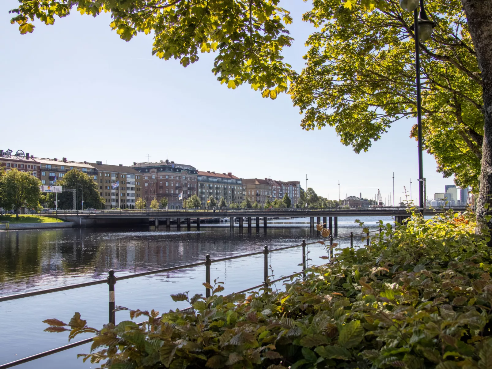 Vårhemsplatsen - Buiten