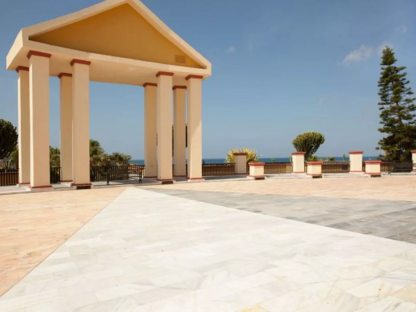 Beachside apartment in Elviria, Romana Playa - Image-tags.info