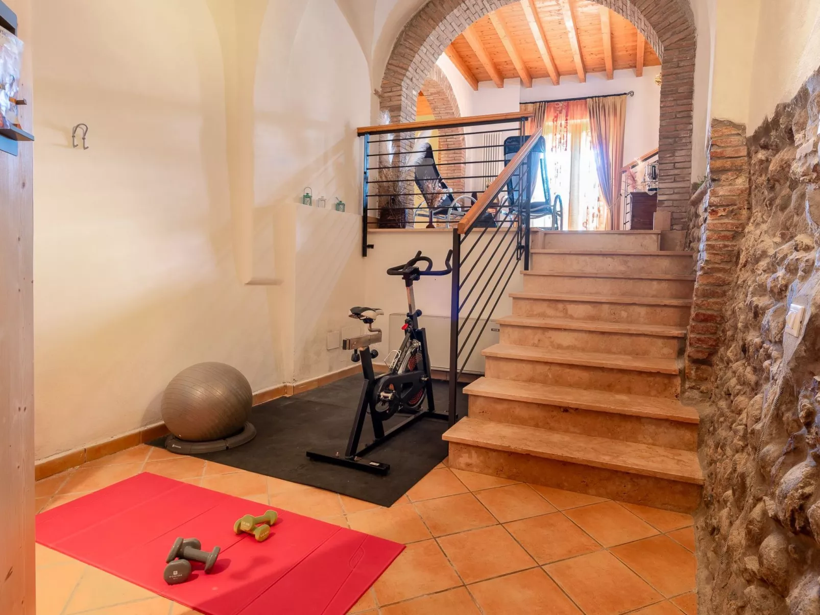 Zimmer mit Bad in einer Einrichtung mit Wellness-Center - Image-tags.info