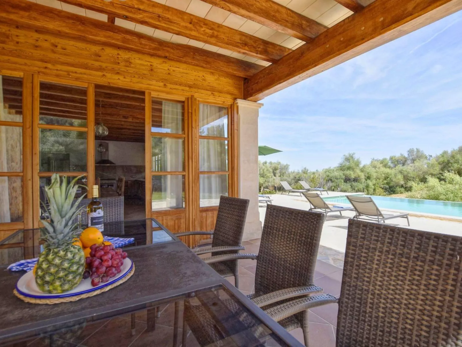 Ferienvilla mit Garten, Grill und Terrasse - Buiten