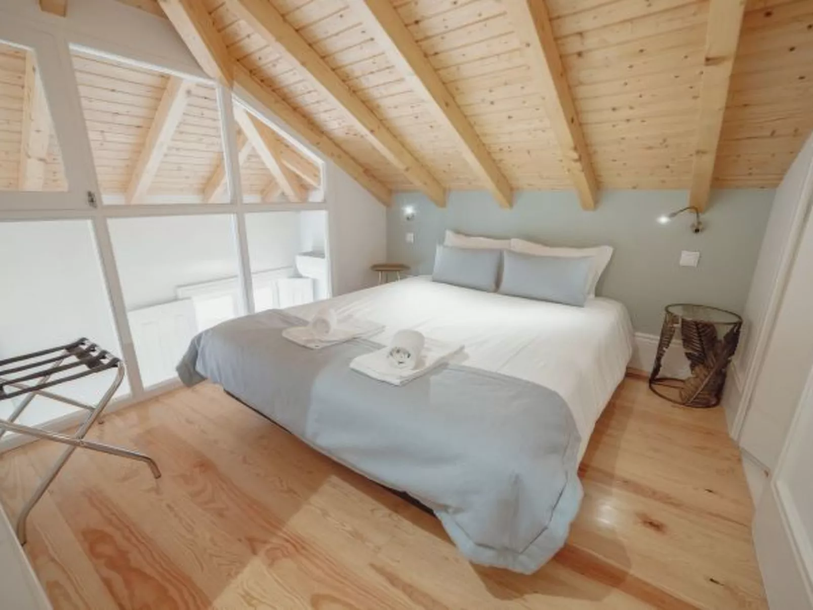 DOWNTOWN CLERIGOS with RIVER VIEW by VACATIONY - Binnen