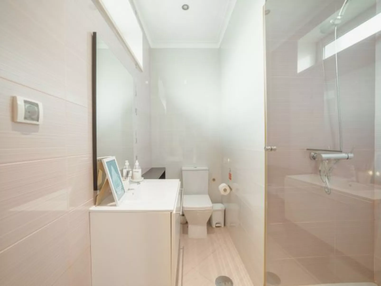 POOL & CINEMA VILLA by VACATIONY - Binnen