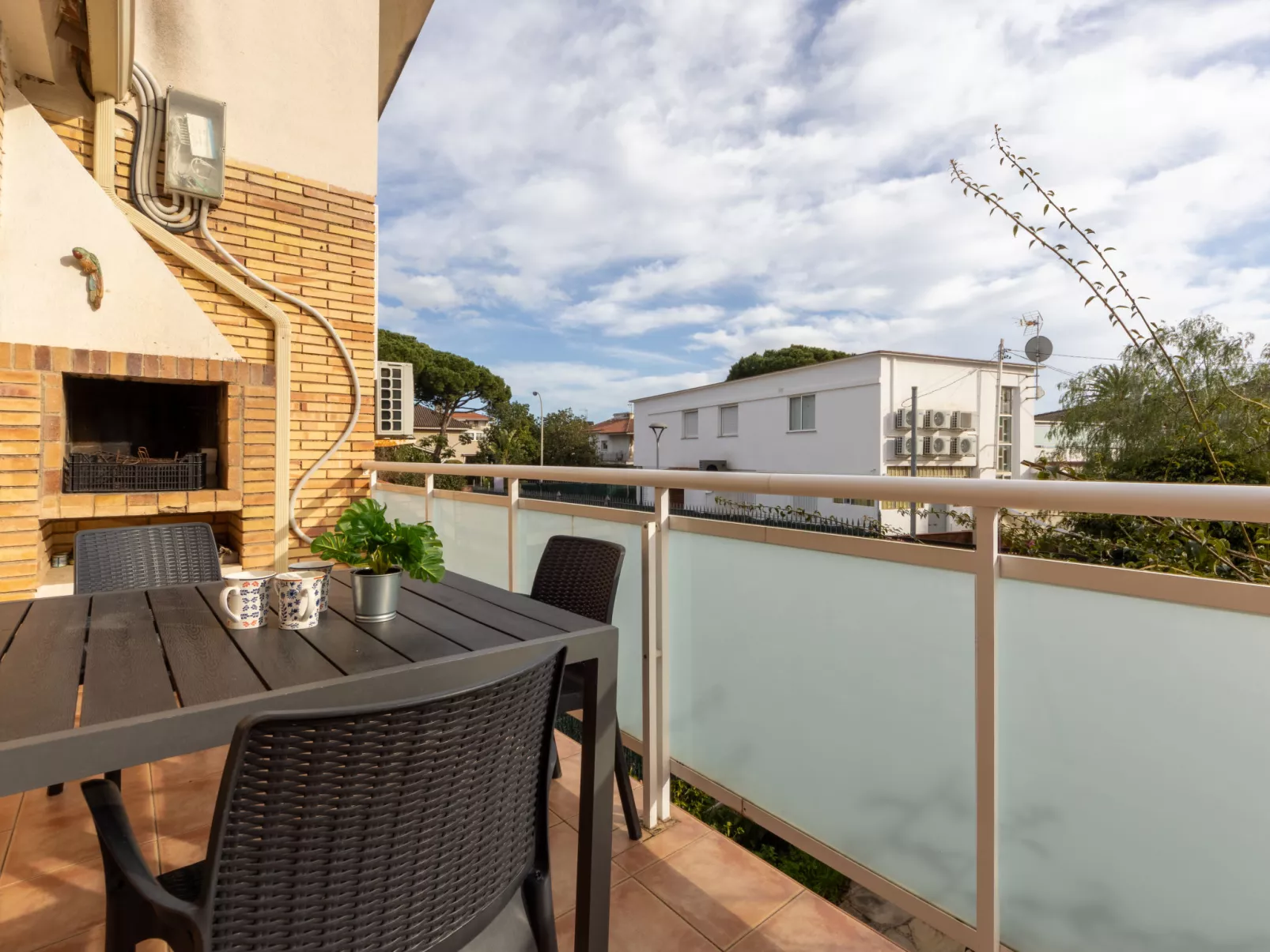 Higini Angles - Buiten