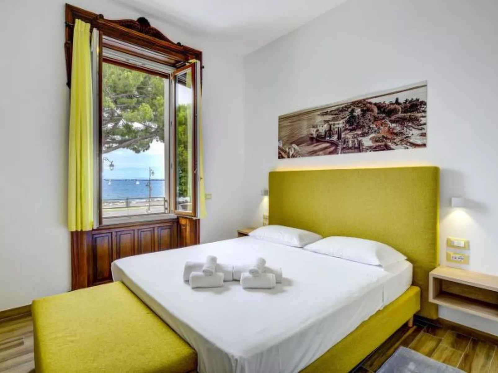 Desenzanoloft Palazzo Visconti-Collo Lungo Giallo - Image-tags.info