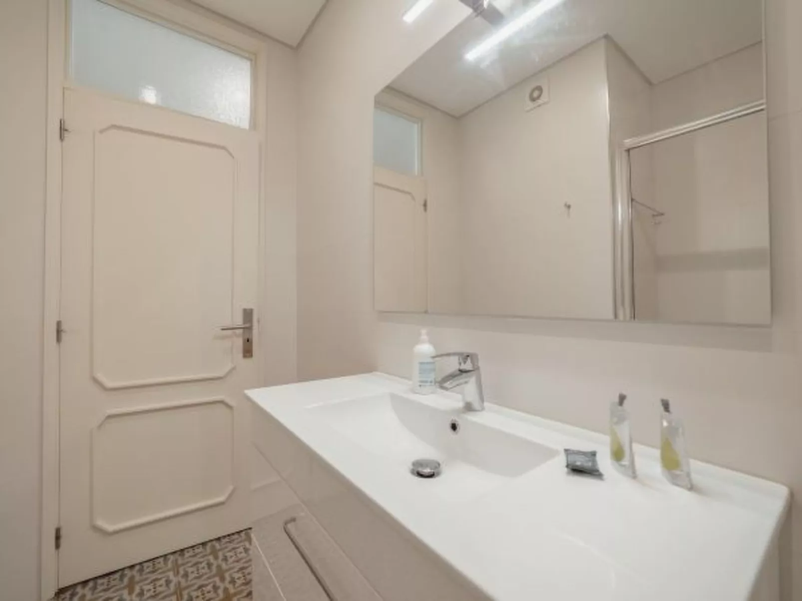 DOWNTOWN DESIGN WITH BALCONY by VACATIONY - Binnen