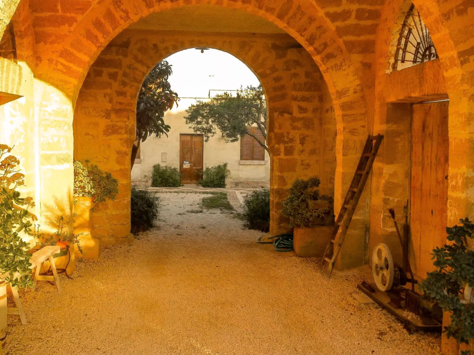 Anwesen mit Privatparkplatz - Buiten