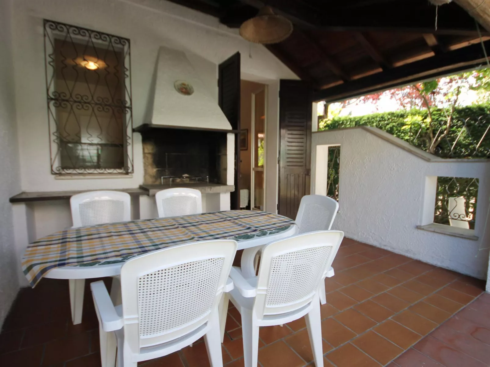 Cottage mit großem Garten, Klima, 6 Gäste - Buiten