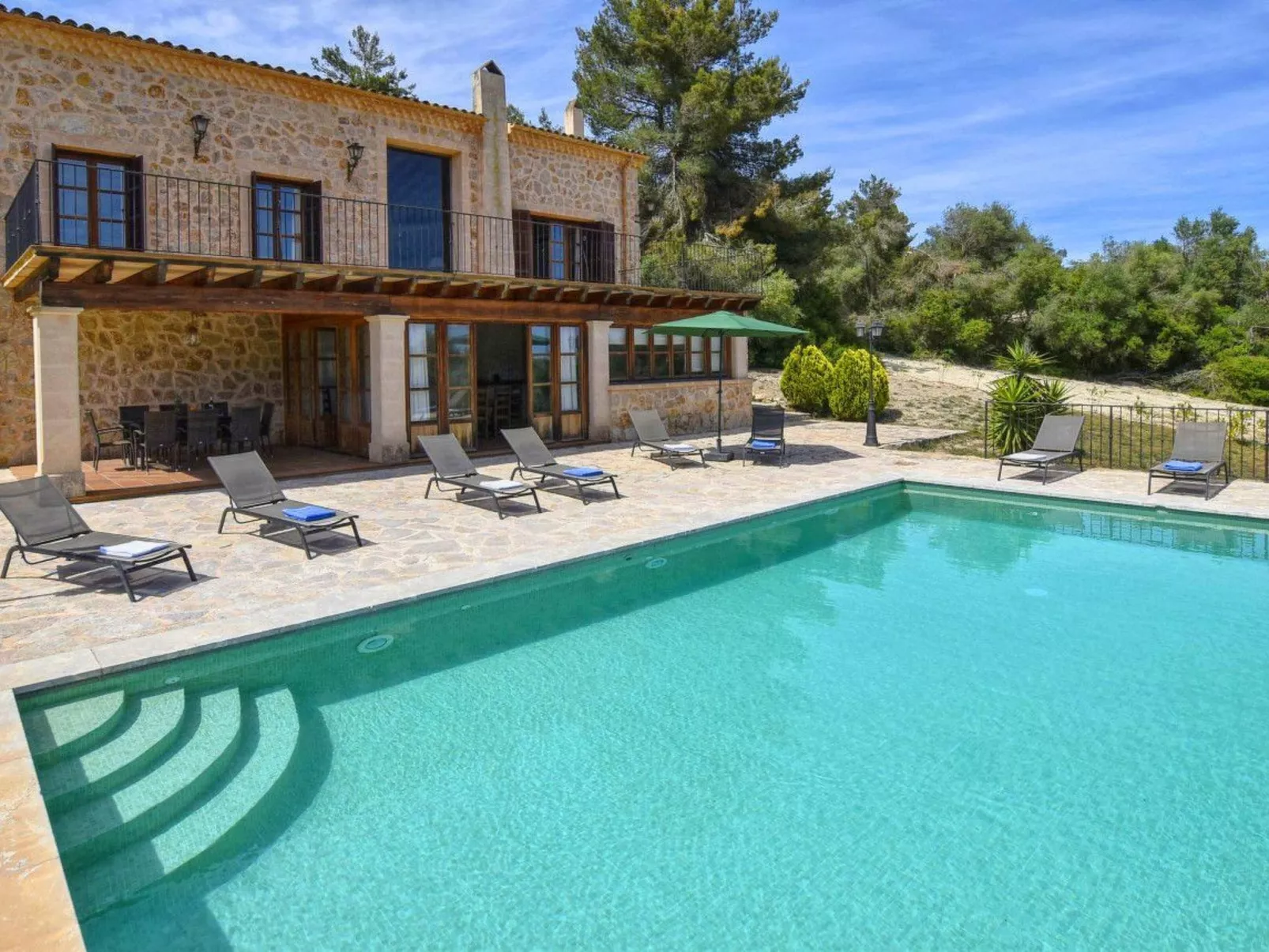 Ferienvilla mit Garten, Grill und Terrasse - Buiten