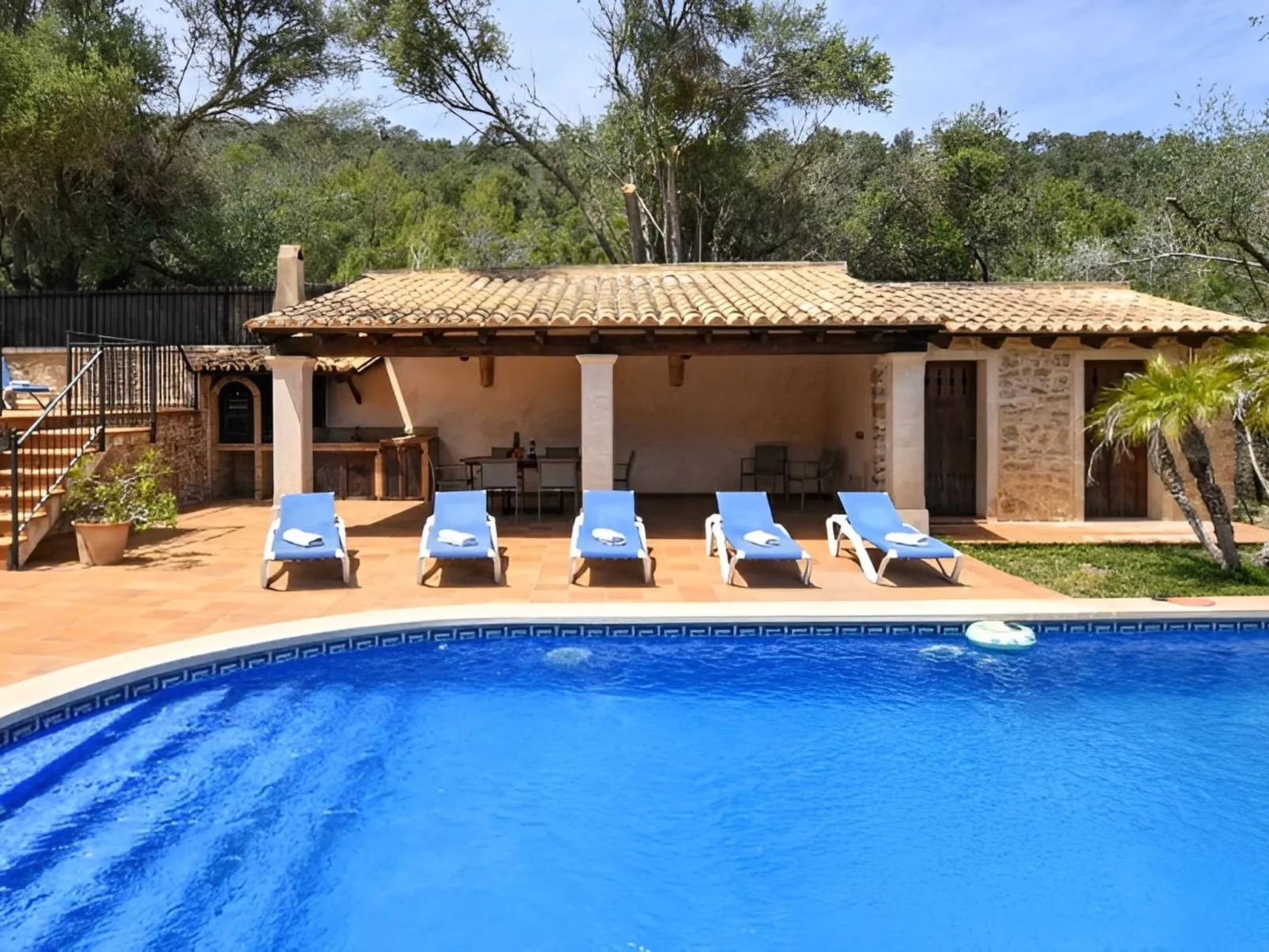 Villa mit eigenem Schwimmbad - Buiten