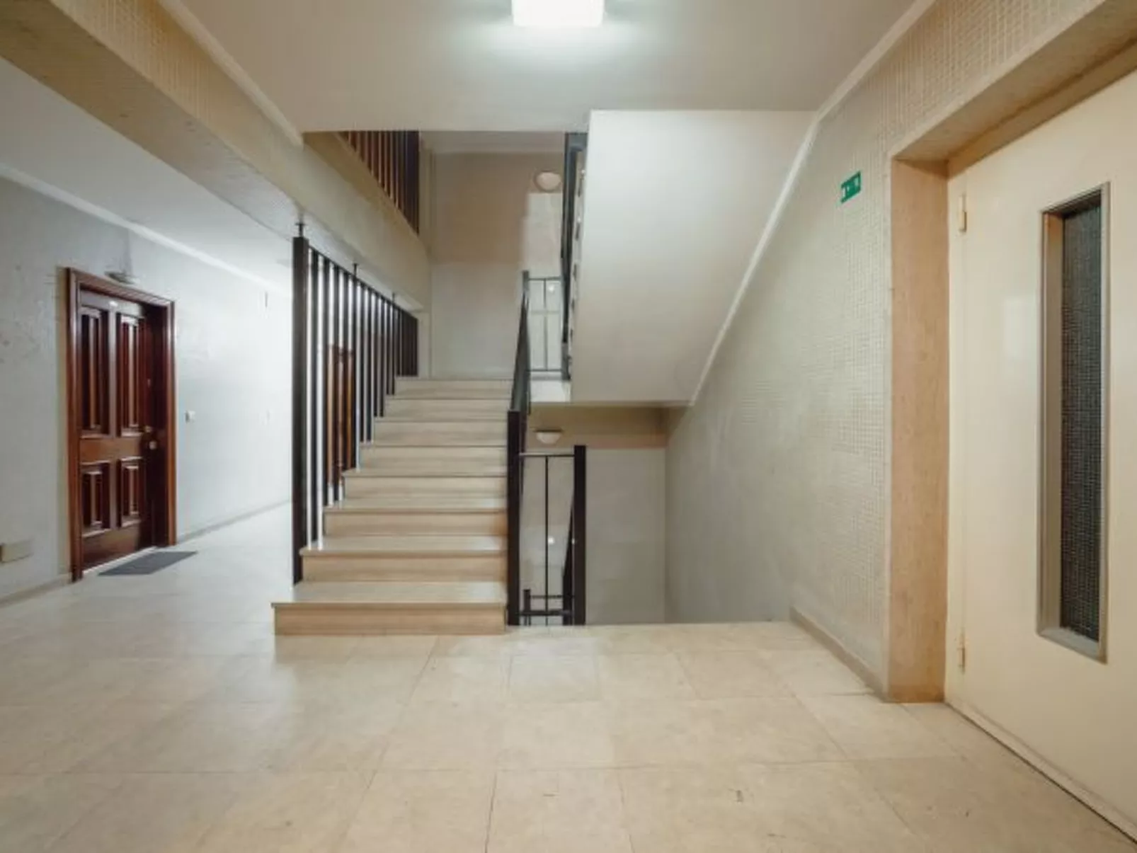 DOWNTOWN STYLISH APARTMENT & GARAGE by VACATIONY - Binnen