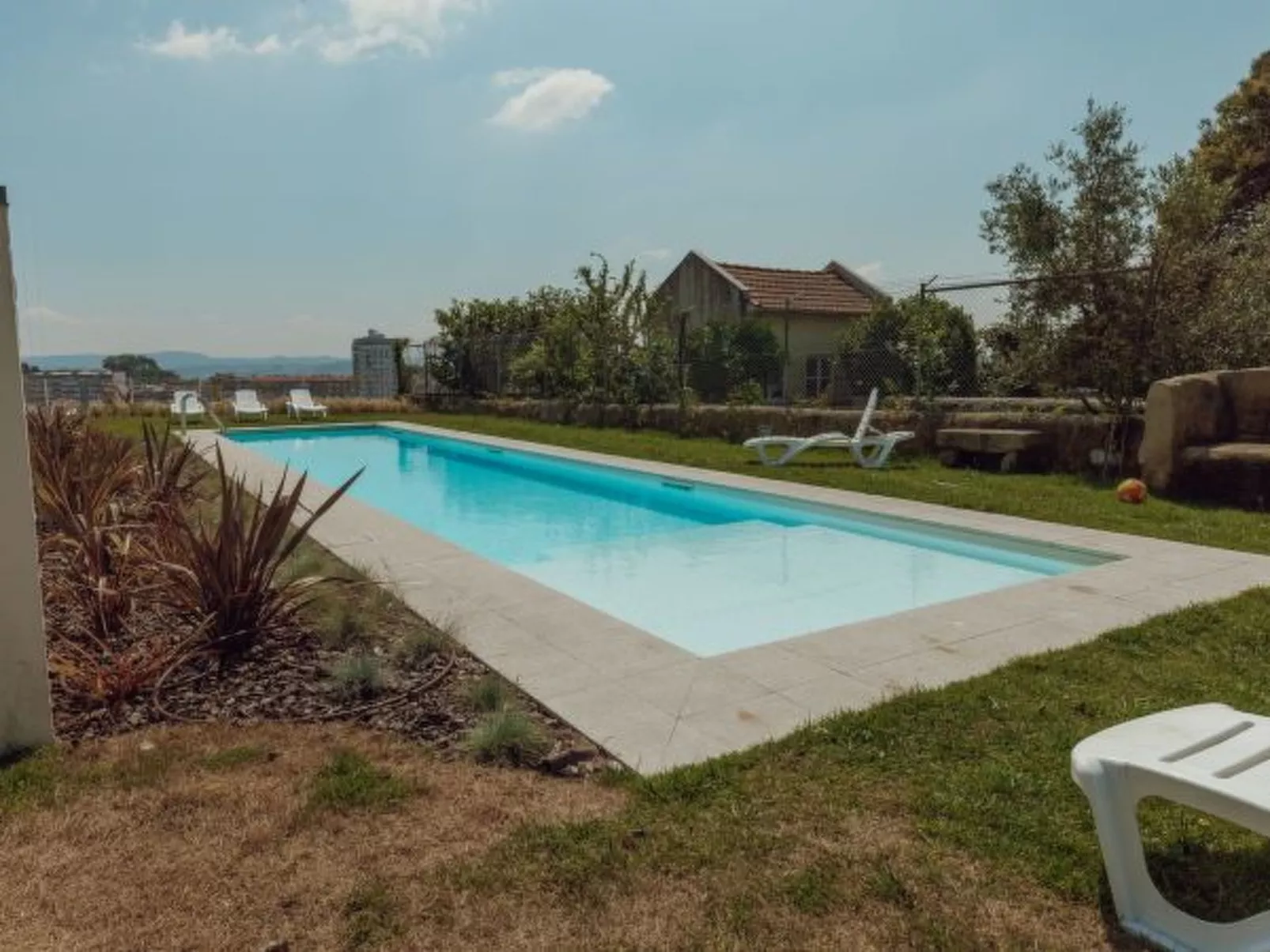 HOME WITH A POOL by VACATIONY - Buiten