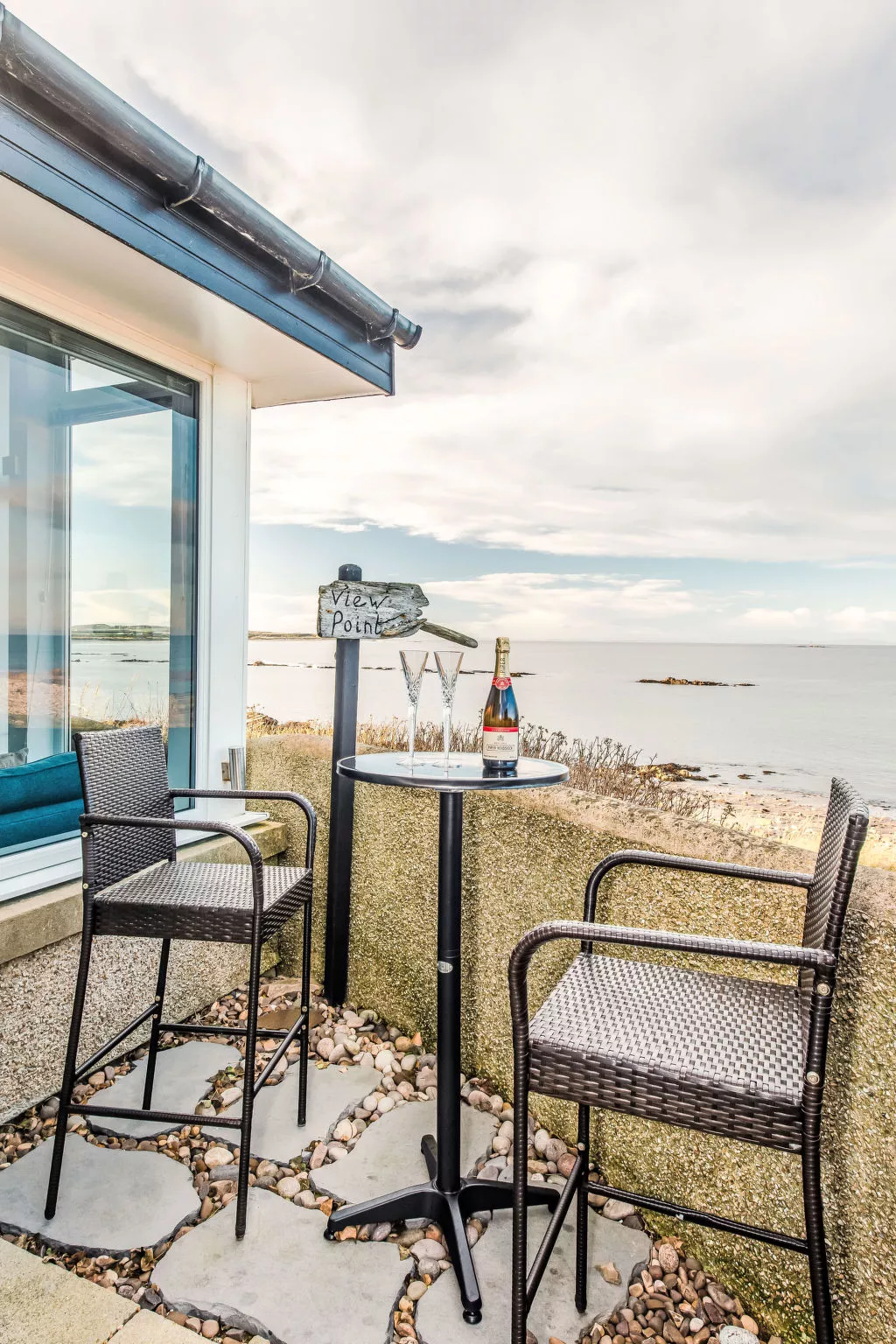 Waters Edge - Buiten