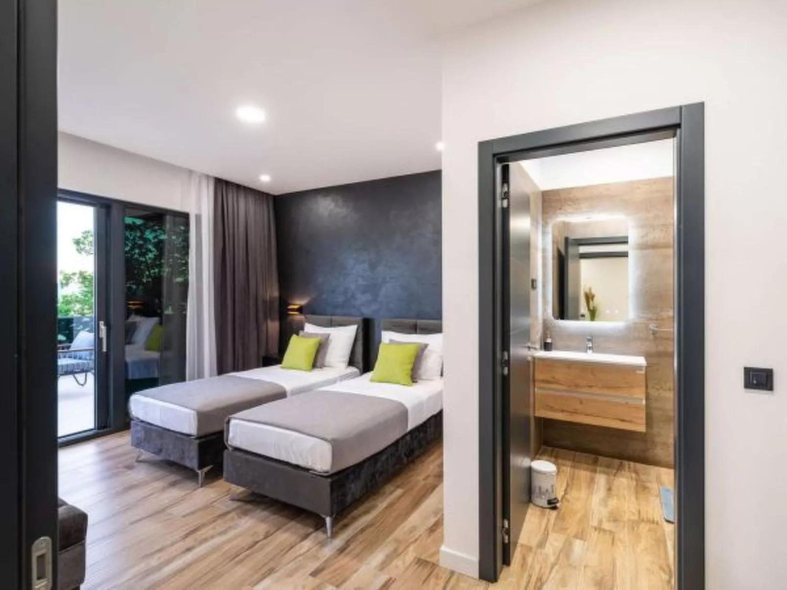 Villa Royal Hill with pool - Image-tags.info